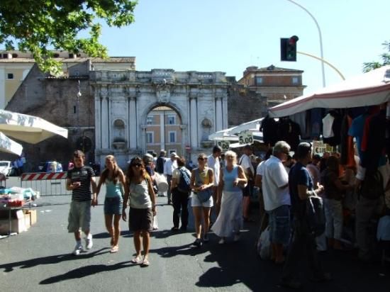 Il mercato di Porta Portese a Roma